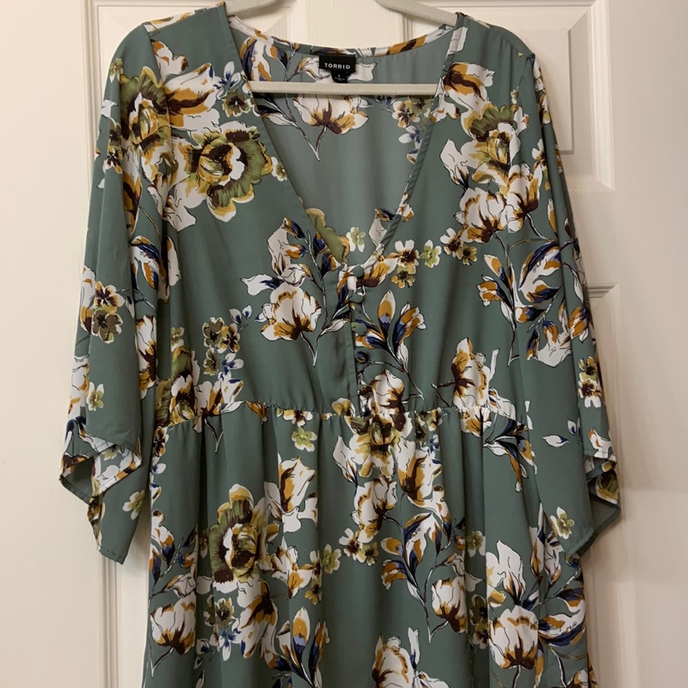 Beautiful green floral Torrid blouse